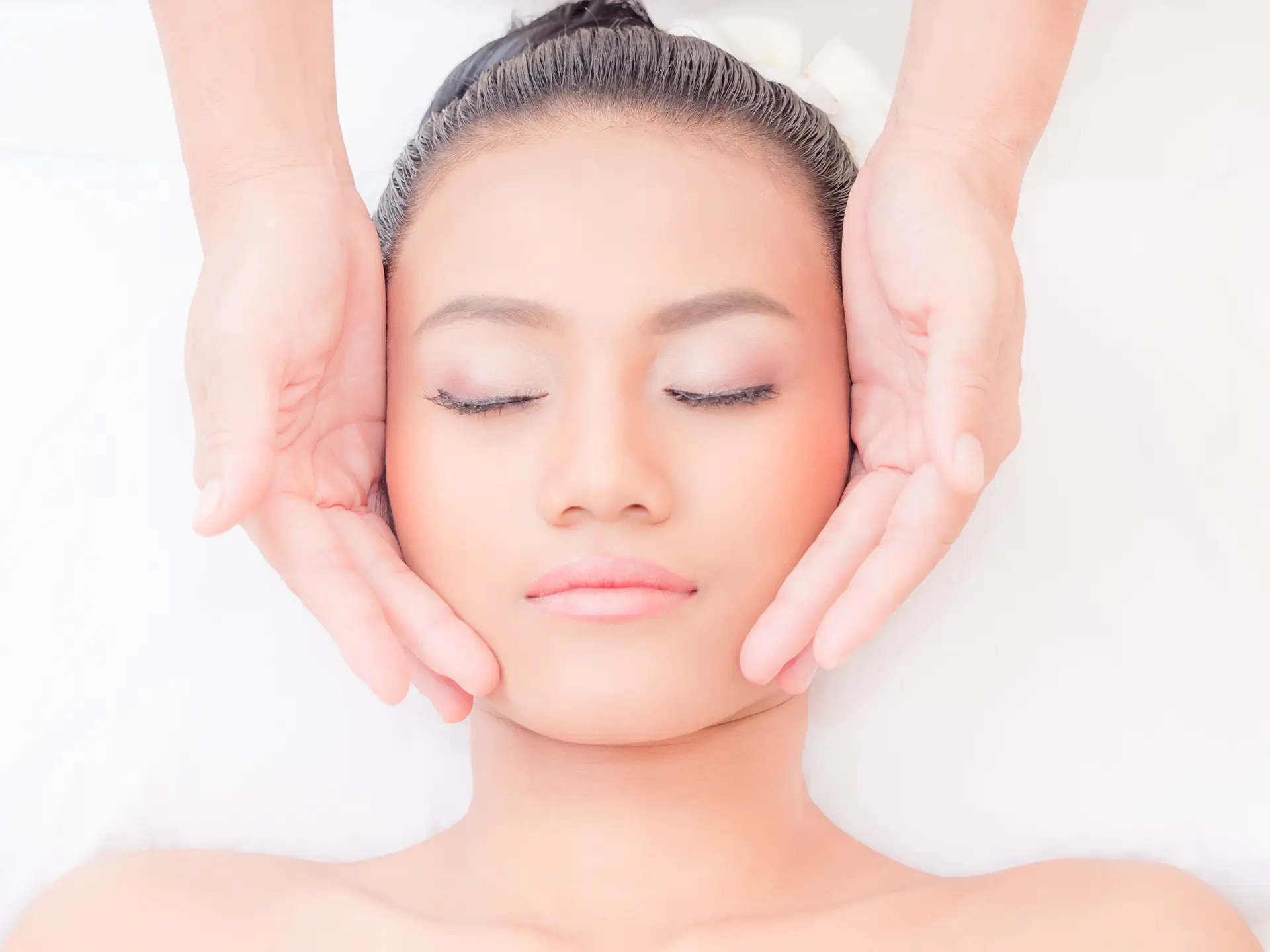 Relaxing facial massage treatment at Aura Day Spa in Thunder Bay